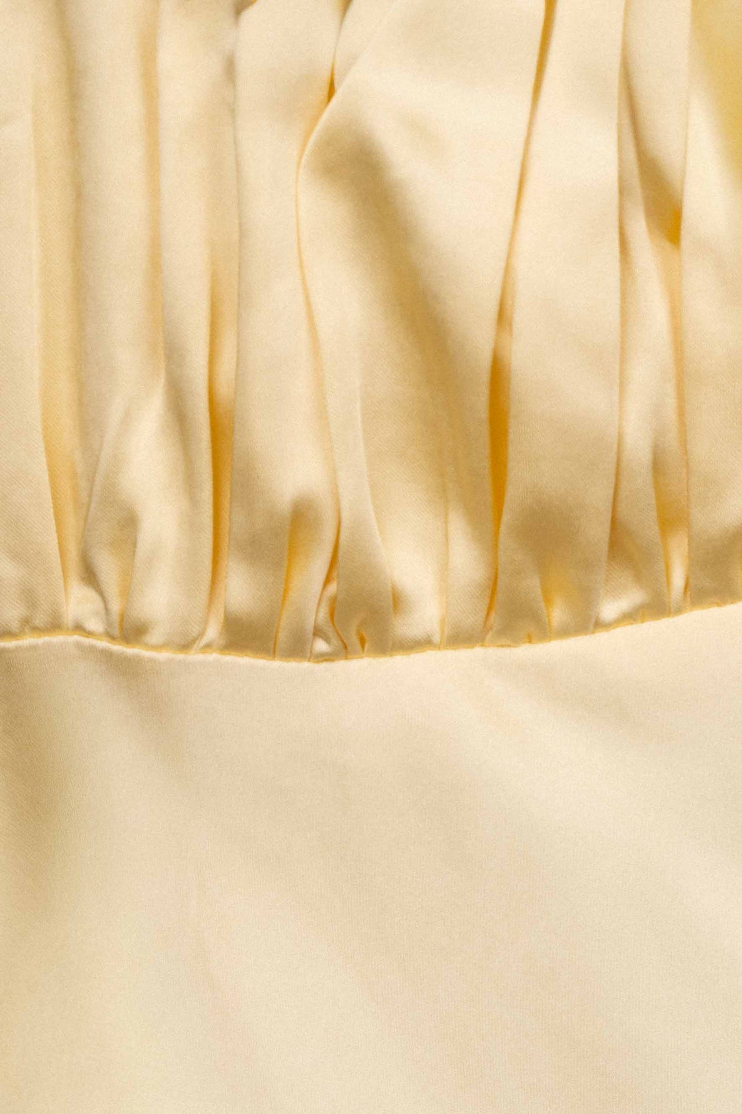 Vestido Largo Satinado Amarillo con Espalda Twist
