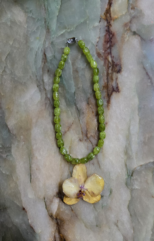 Collar Piedra Verde y Orquidea Amarilla