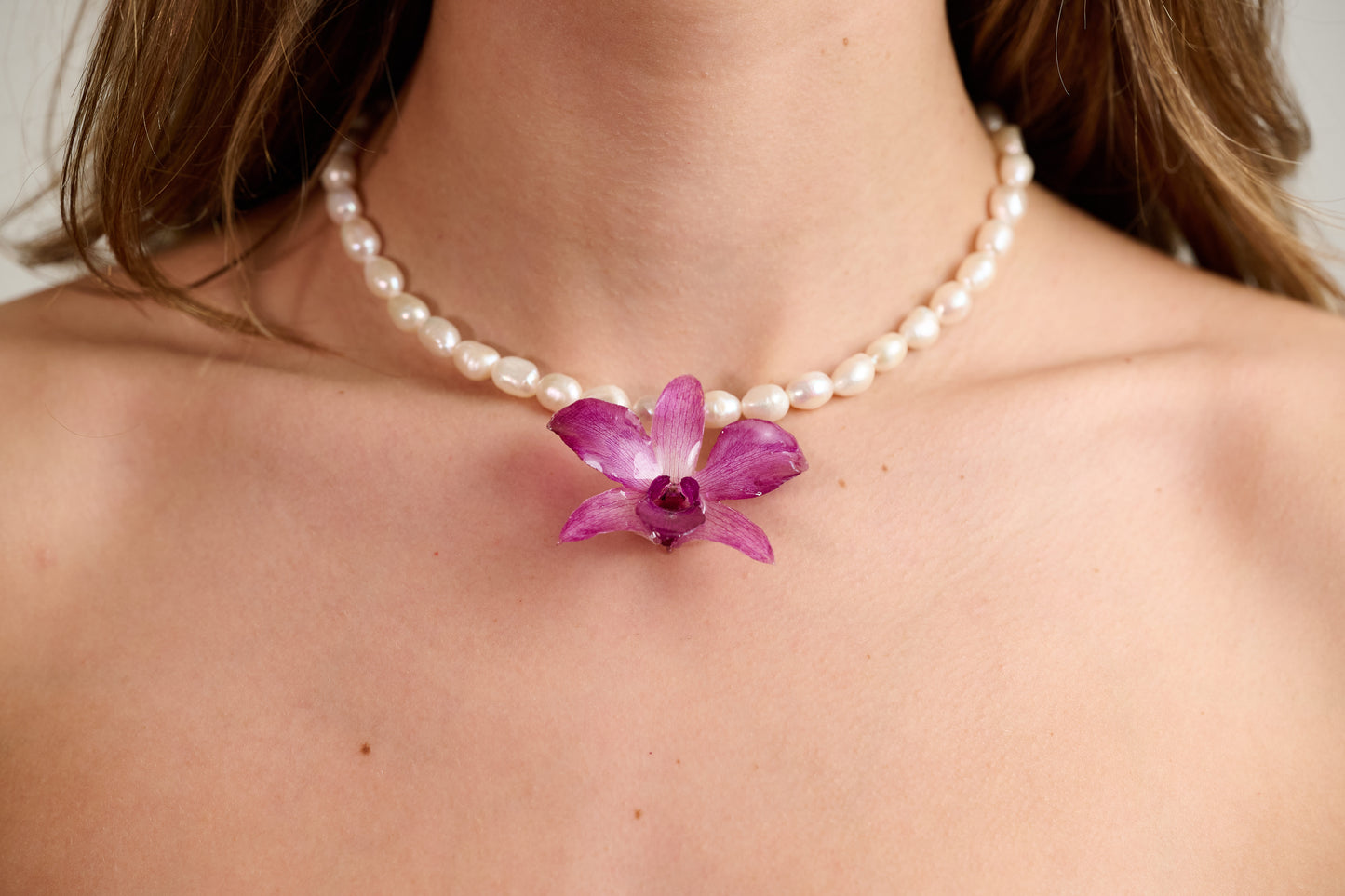 Collar perlas con orquidea morada