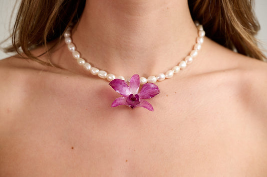 Collar perlas con orquidea morada