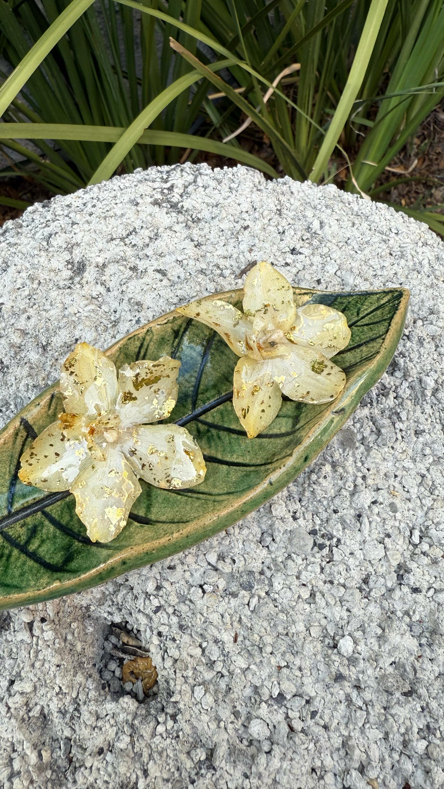 Orquidea Blanca con Hoja de Oro