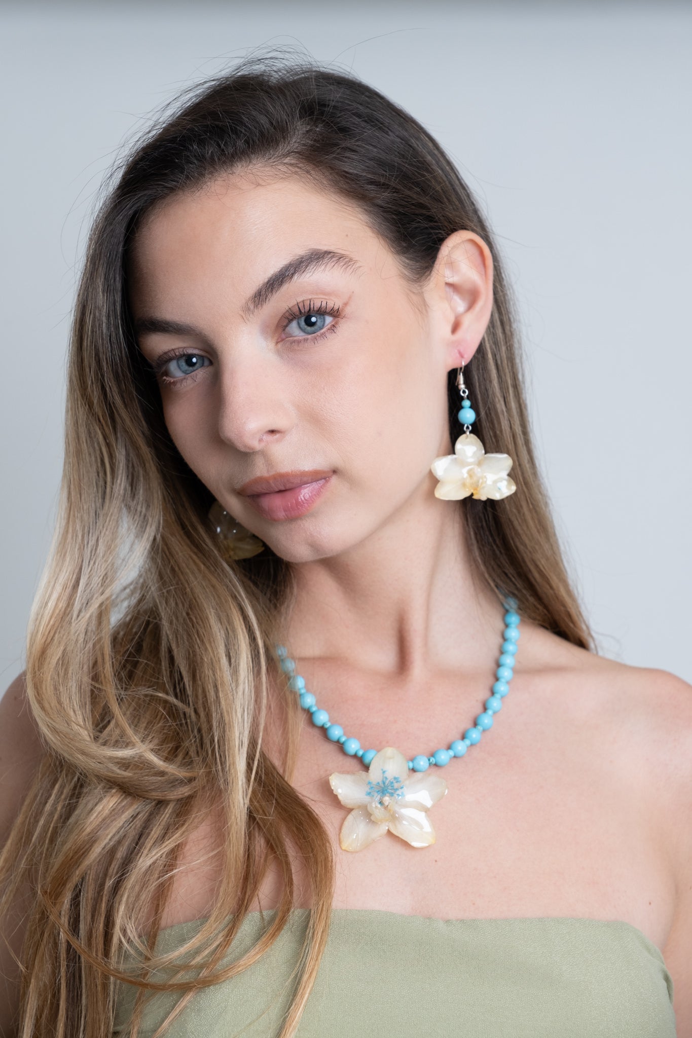 Juego de Collar Turquesa con Orquídea Blanca