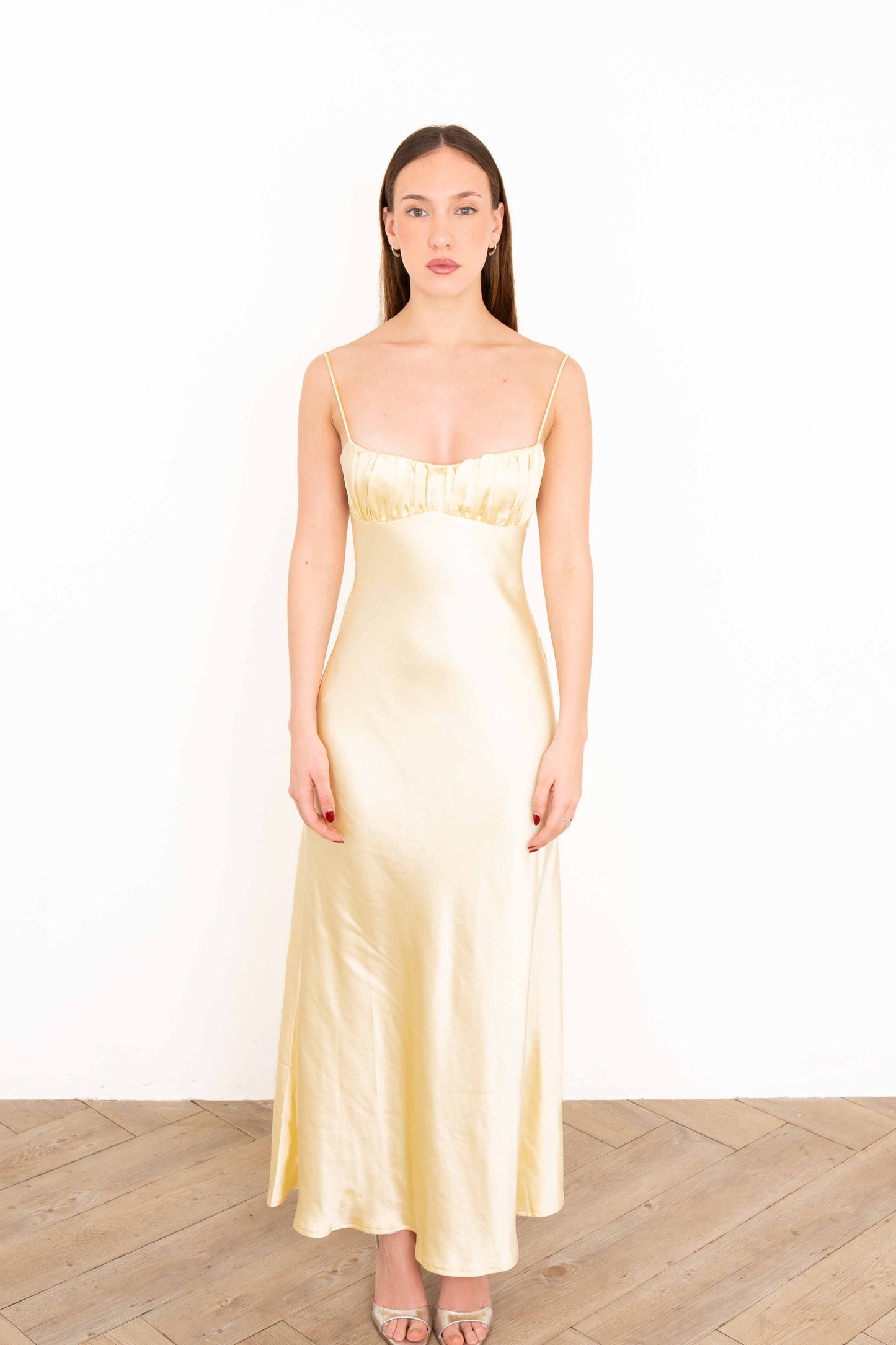 Vestido Largo Satinado Amarillo con Espalda Twist