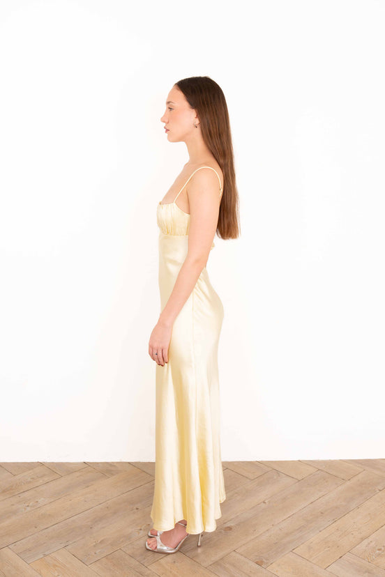 Vestido Largo Satinado Amarillo con Espalda Twist