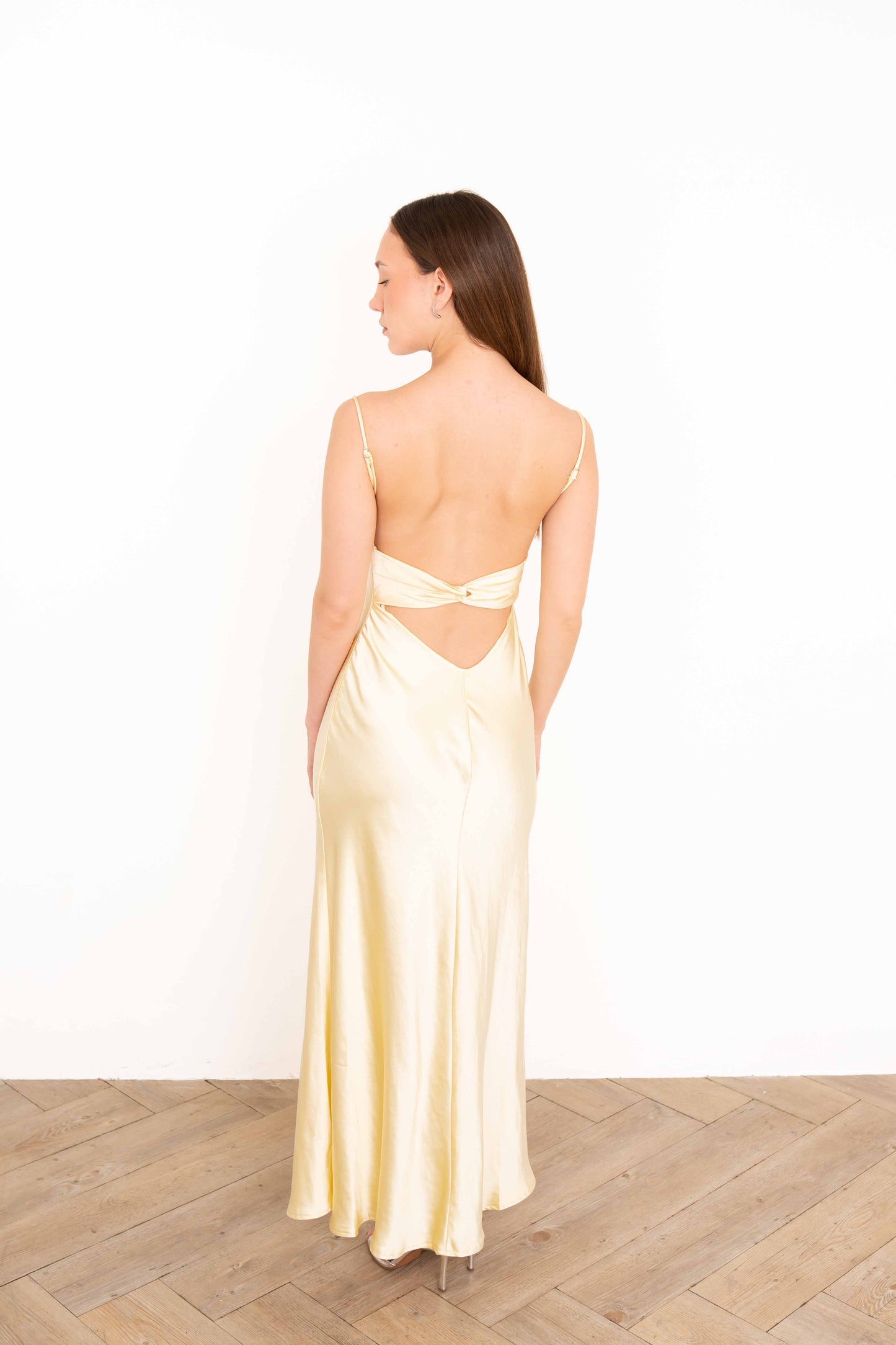 Vestido Largo Satinado Amarillo con Espalda Twist