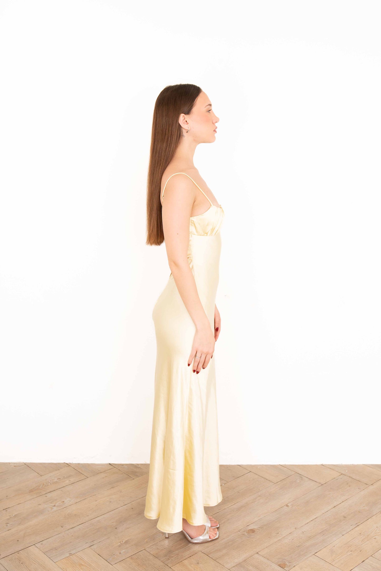Vestido Largo Satinado Amarillo con Espalda Twist