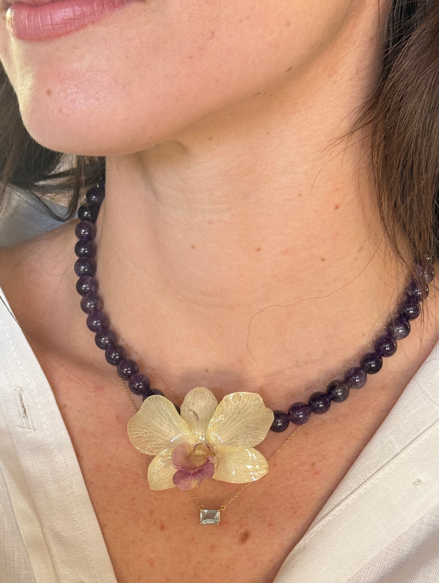 Collar Piedra Amatista y Orquidea Blanca