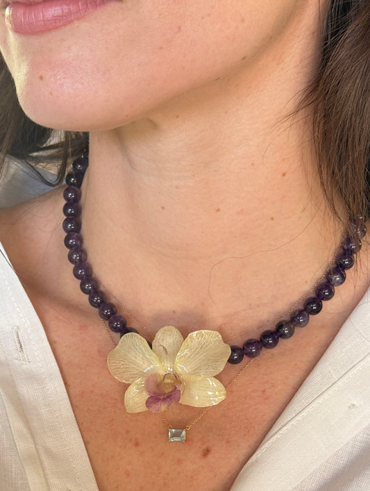 Collar Piedra Amatista y Orquidea Blanca