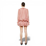 Vestido Corto Rosa con Mangas Largas, Holanes y Detalle de Rosas