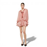Vestido Corto Rosa con Mangas Largas, Holanes y Detalle de Rosas