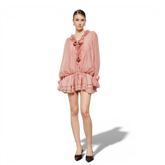 Vestido Corto Rosa con Mangas Largas, Holanes y Detalle de Rosas