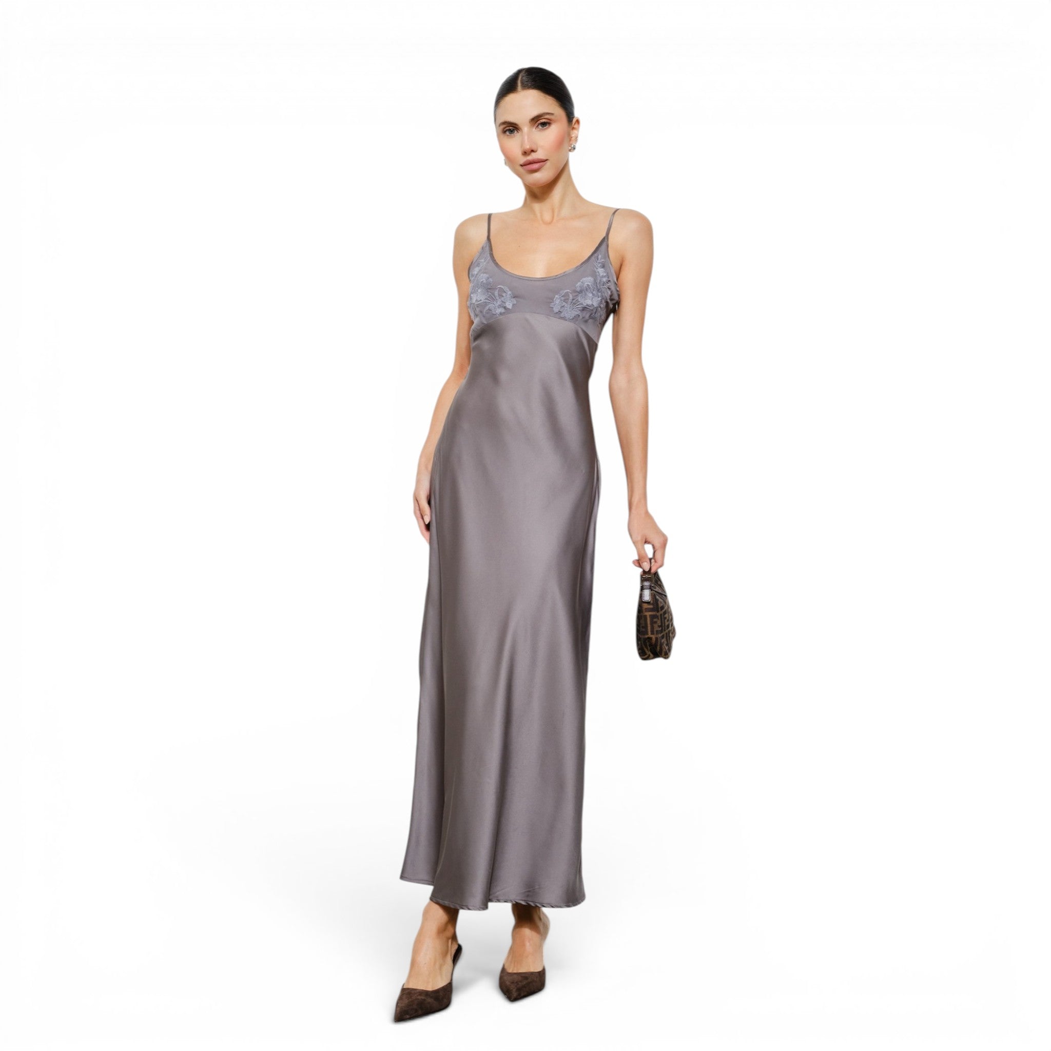 Vestido Largo Satinado Gris con Bordado y Tirantes