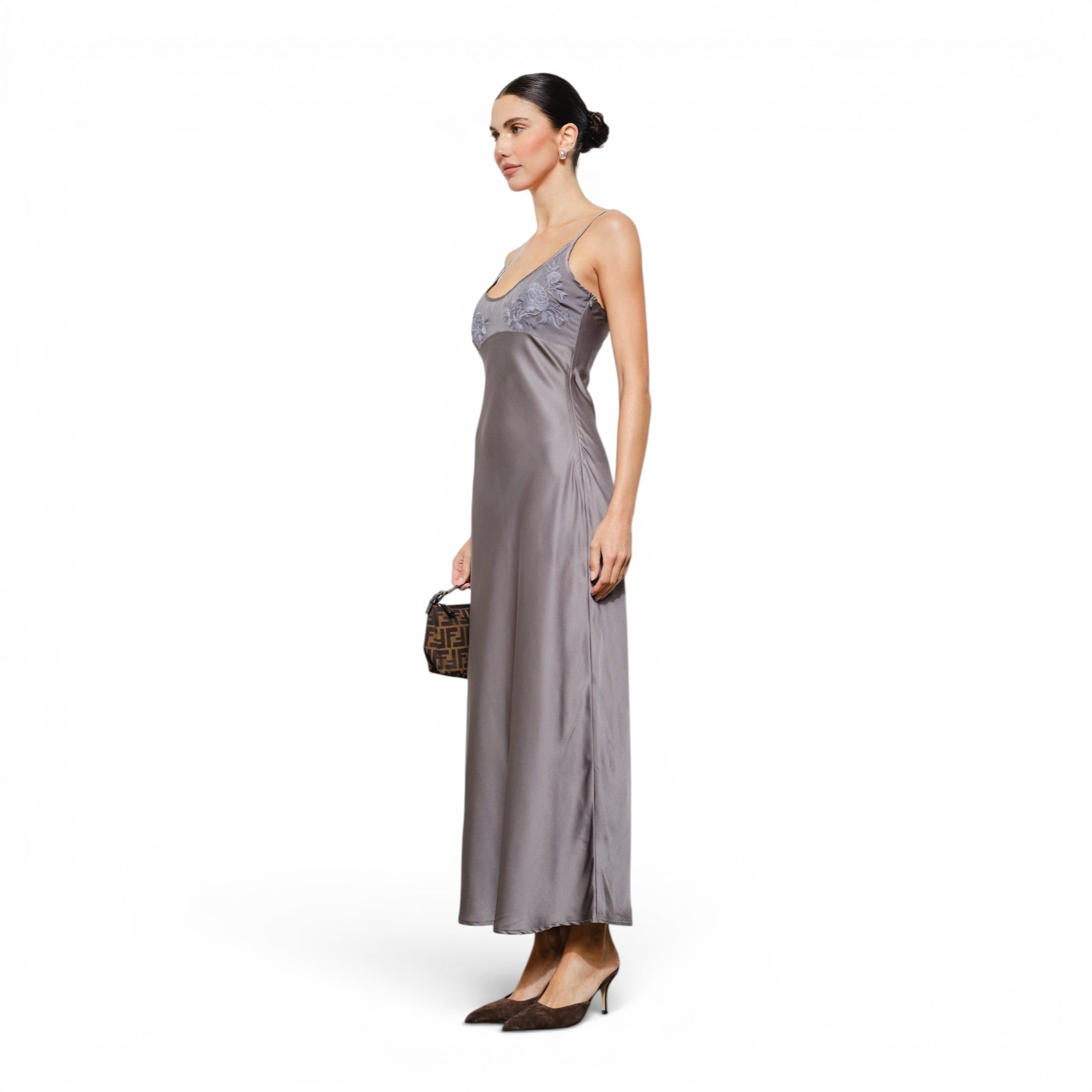 Vestido Largo Satinado Gris con Bordado y Tirantes