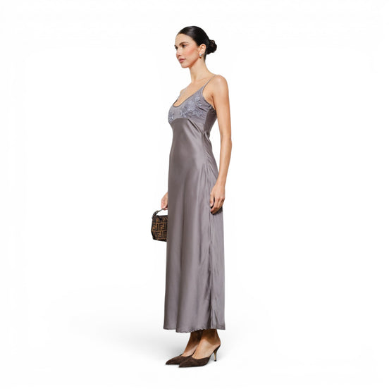 Vestido Largo Satinado Gris con Bordado y Tirantes
