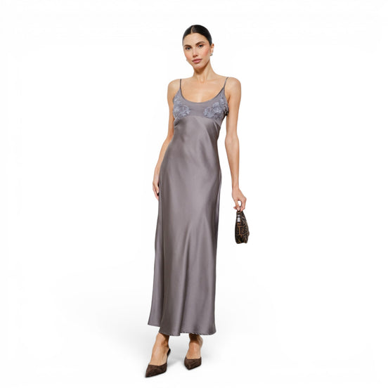 Vestido Largo Satinado Gris con Bordado y Tirantes