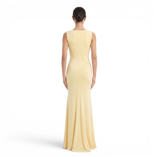 Vestido Largo Amarillo Banana con Escote V y Hebilla Metálica
