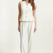 Conjunto sastre crema con escote en V para evento formal