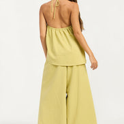 Espalda de conjunto de pantalón ancho olivo con halter