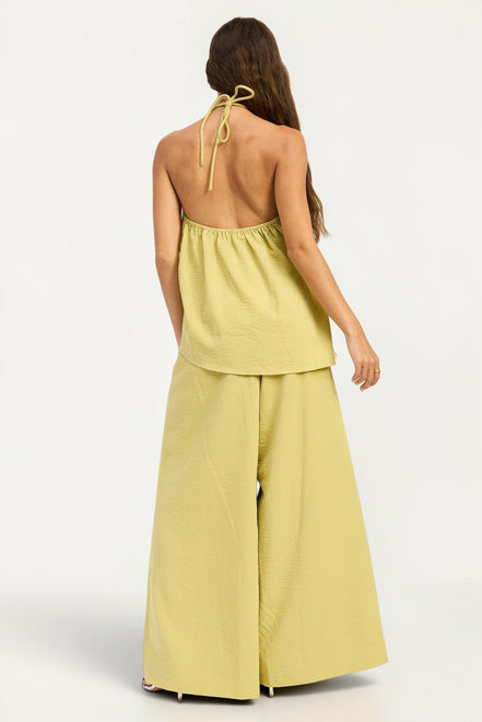 Espalda de conjunto de pantalón ancho olivo con halter
