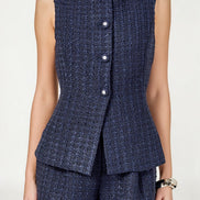 Detalle del tejido tweed azul marino del conjunto