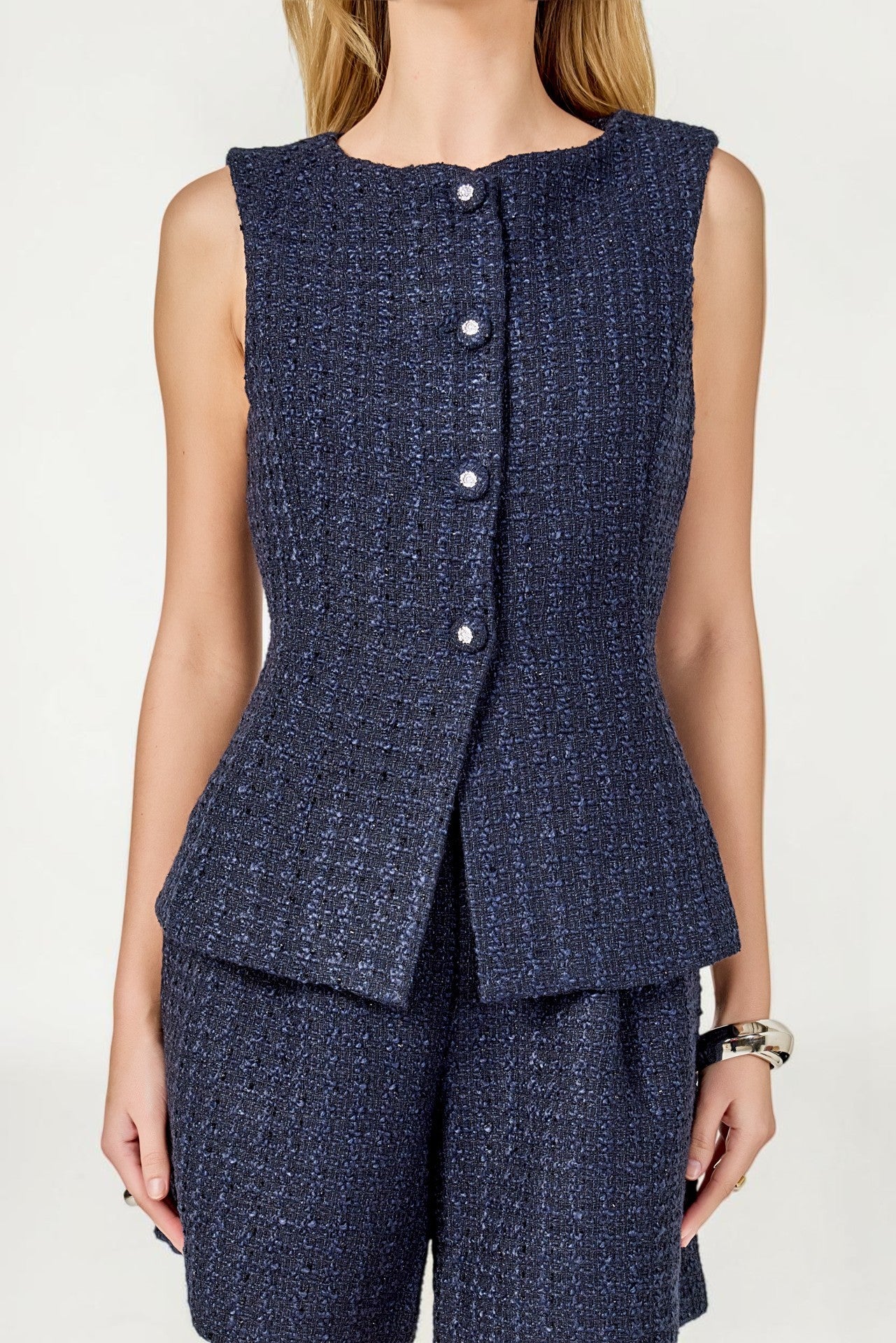 Detalle del tejido tweed azul marino del conjunto