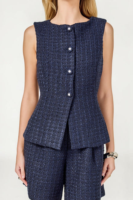 Detalle del tejido tweed azul marino del conjunto