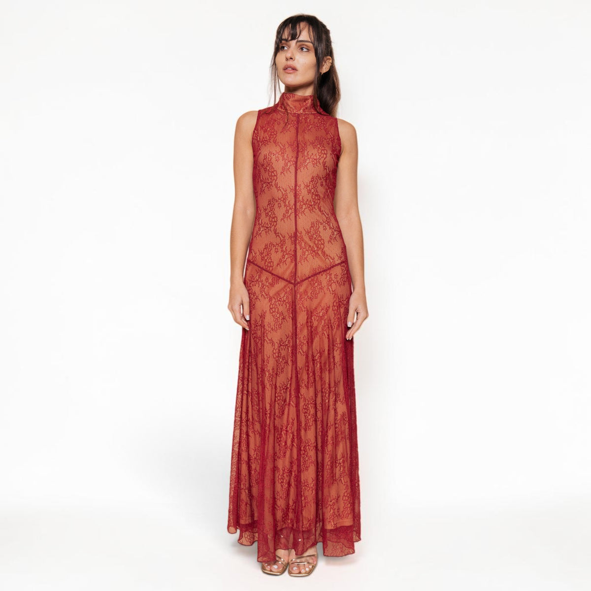 Vestido Largo Rojo Encaje con Cuello Alto y Transparencia