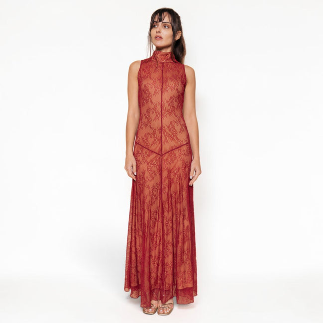 Vestido Largo Rojo Encaje con Cuello Alto y Transparencia