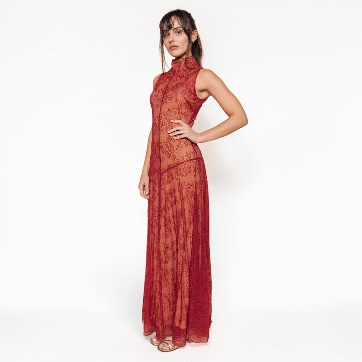 Vestido Largo Rojo Encaje con Cuello Alto y Transparencia