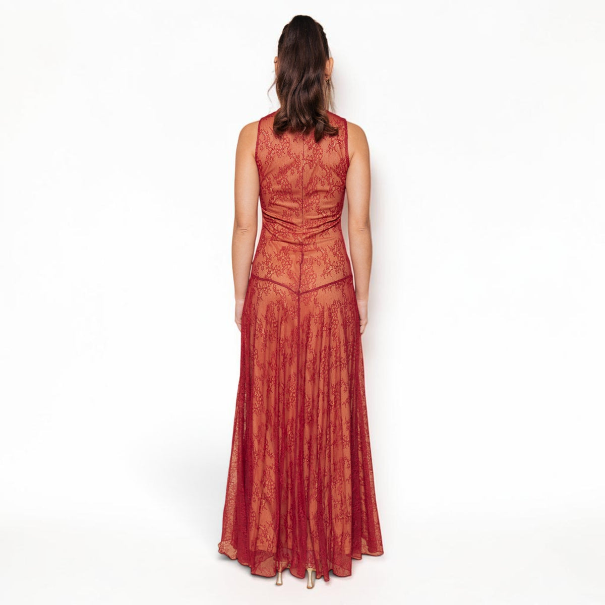 Vestido Largo Rojo Encaje con Cuello Alto y Transparencia