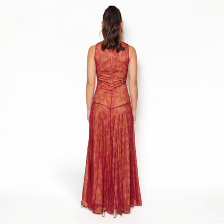 Vestido Largo Rojo Encaje con Cuello Alto y Transparencia