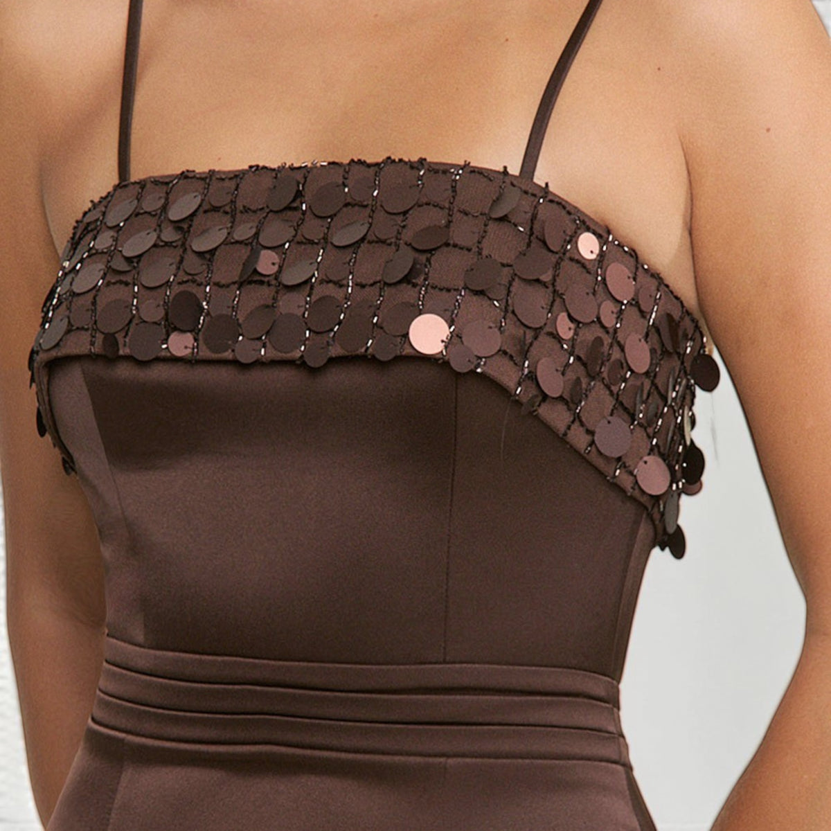 Vestido Largo Café con Lentejuela Circular y Tirantes