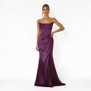 Vestido Largo Strapless Satinado Berenjena con Abertura