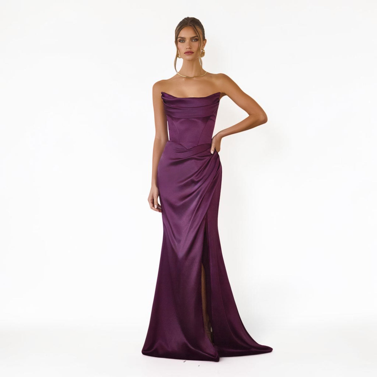Vestido Largo Strapless Satinado Berenjena con Abertura
