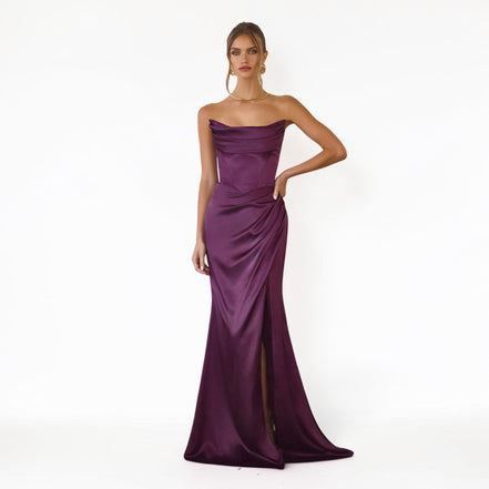 Vestido Largo Strapless Satinado Berenjena con Abertura