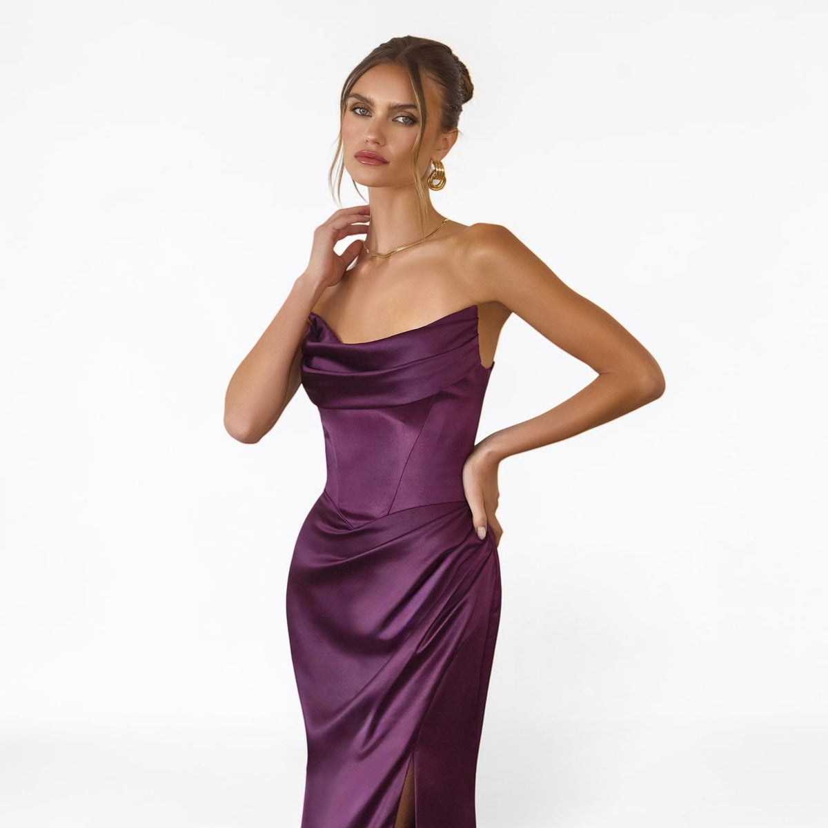 Vestido Largo Strapless Satinado Berenjena con Abertura