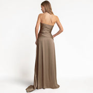 Vestido Largo Strapless Drapeado Mocha con Cola