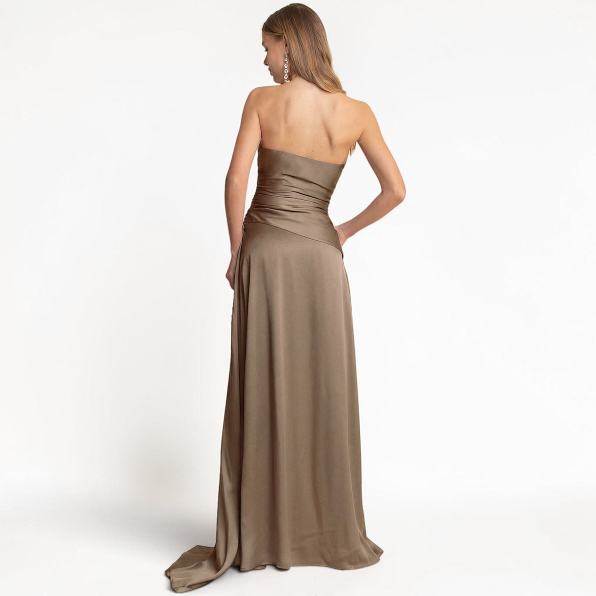 Vestido Largo Strapless Drapeado Mocha con Cola