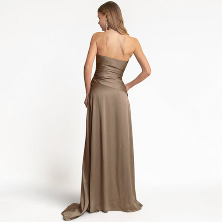 Vestido Largo Strapless Drapeado Mocha con Cola