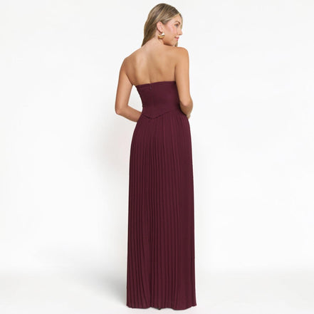 Vestido Largo Strapless Plisado Vino con Escote V