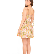 Vestido corto de jacquard floral en pose de tres cuartos