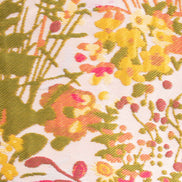 Detalle de la textura jacquard floral del vestido
