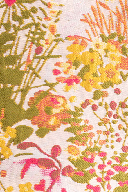 Detalle de la textura jacquard floral del vestido
