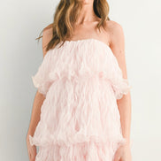 Vestido corto strapless rosa con olanes en capas para fiesta