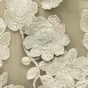 Detalle del bordado floral verde salvia del vestido