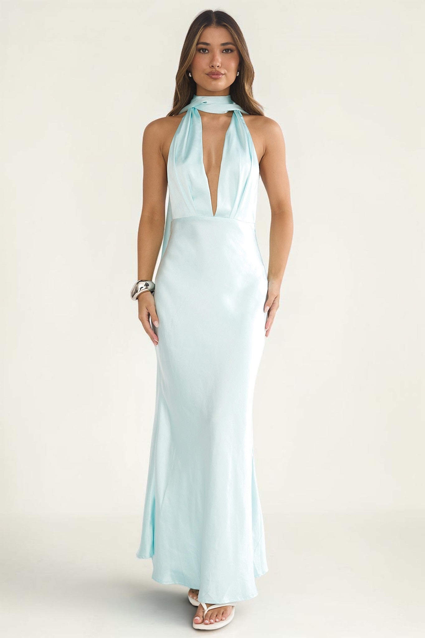 Vestido largo azul bebé con halter para boda