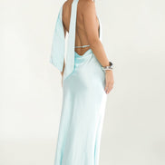 Espalda de vestido largo azul bebé con halter