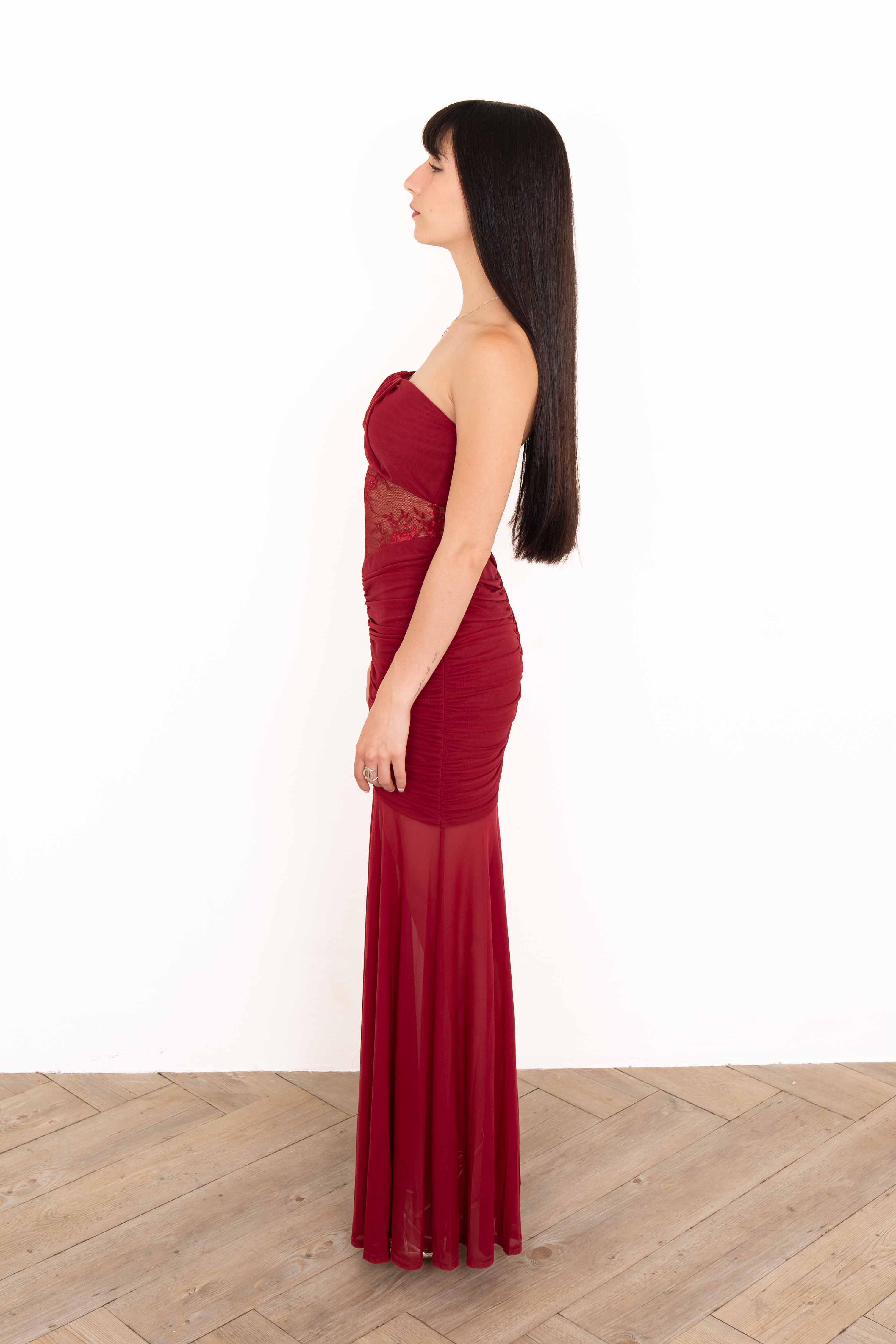 Vestido largo de encaje vino de perfil izquierdo