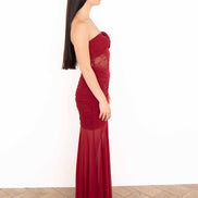 Vestido largo de encaje vino de perfil derecho