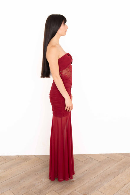 Vestido largo de encaje vino de perfil derecho